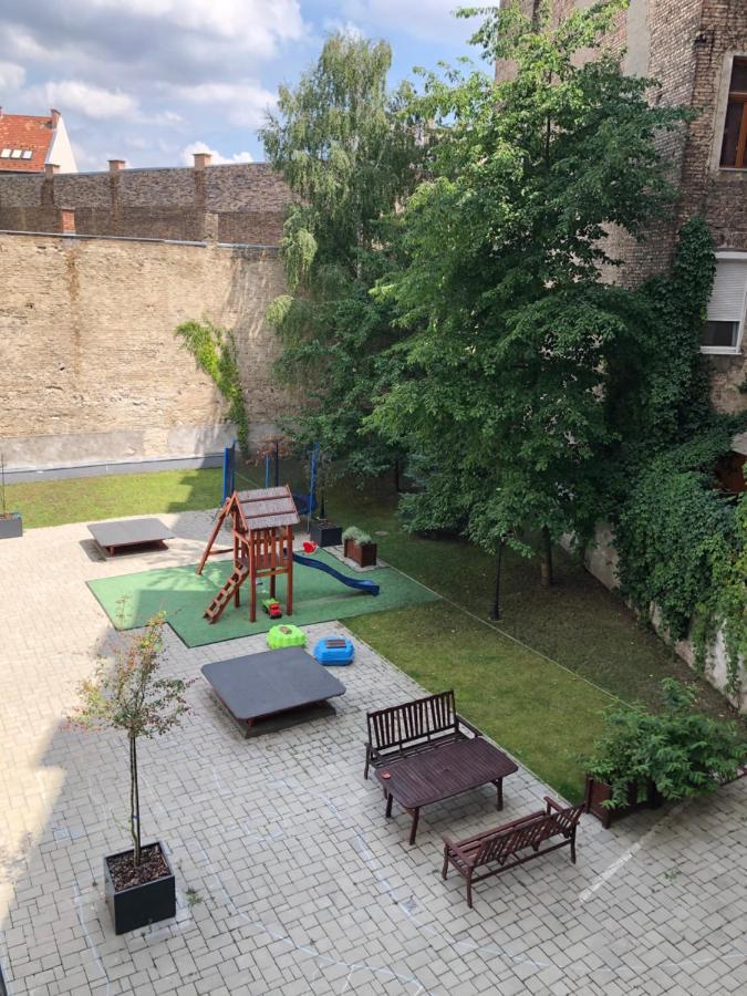 Large Apartment With Garage And Terrace Budapest Bagian luar foto